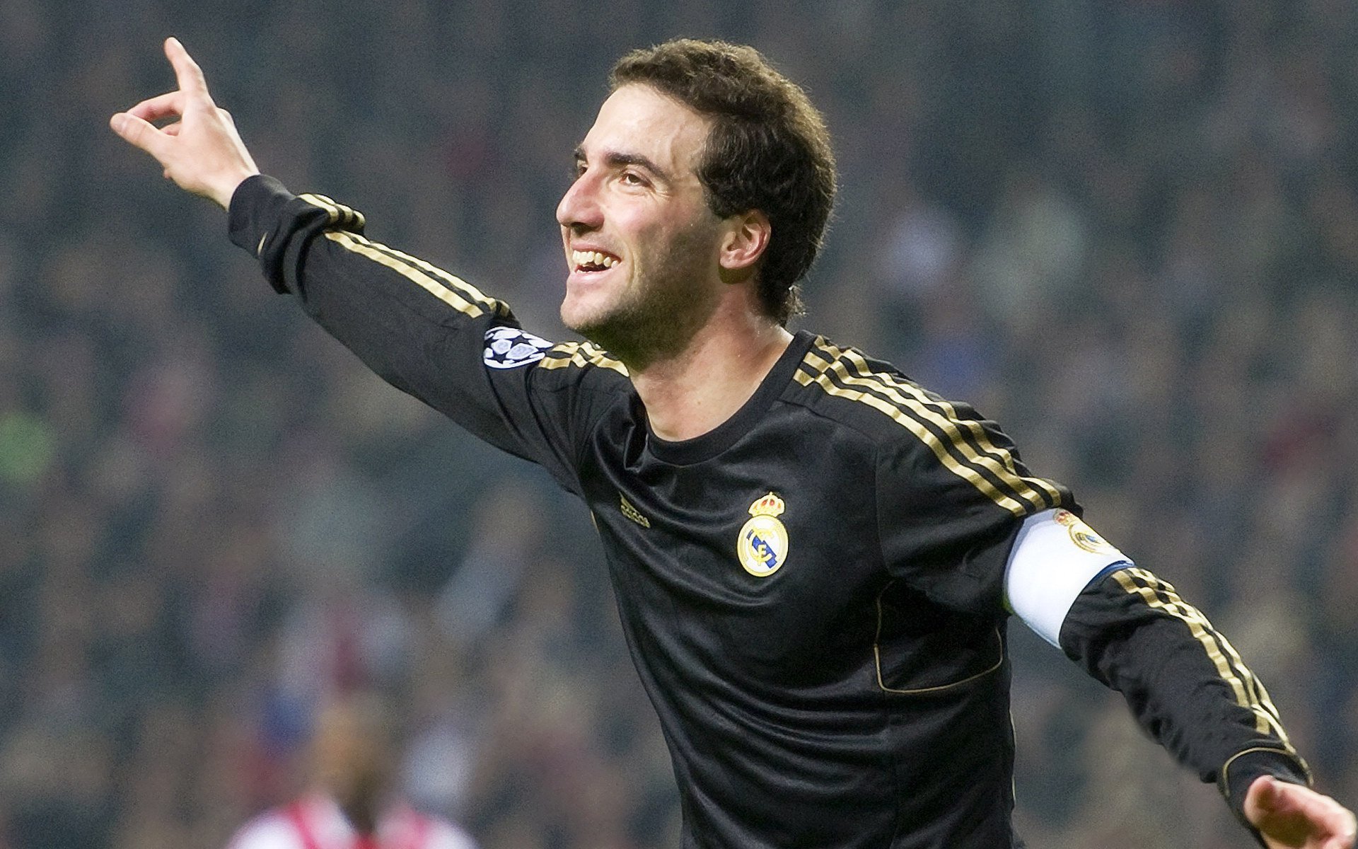 “英超豪门碰撞，争冠形势日趋激烈”，英超8大豪门